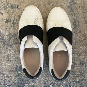JSlides x Athleta size 8 white with black elastic strap shoe